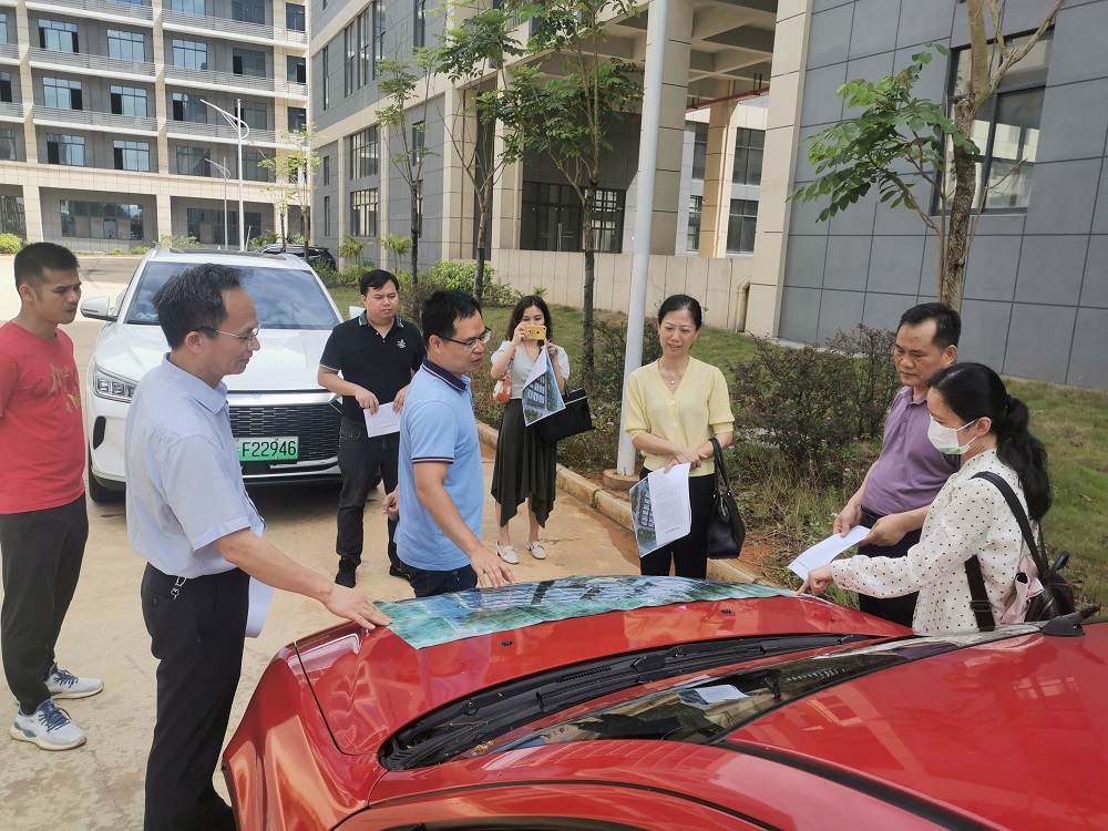自治區財政廳蒞臨中泰產(chǎn)業(yè)園實(shí)地查圖2.jpg